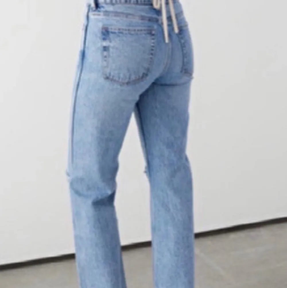 Ett par skit snygga rak medelhöga jeans från Other stories. Dom är helt slutsålda och sitter verkligen perfekt. Är skit sköna och inte andvönda så många månger💕💕. Jeans & Byxor.