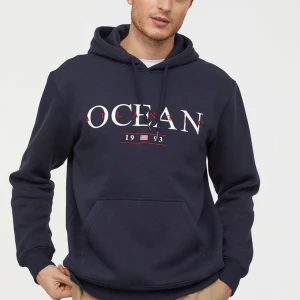 Hoodie - Jättefin marinblå hoodie från H&M!💗Använd en del så lite uttvättad färg men annars fin! 💗Skriv för mer bilder eller frågor!
