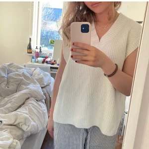 Fin väst  - Fin stickad väst, mysig att ha på sommarn!! Storlek S/M🤍🤍🤍🤍(köparen står för frakten)