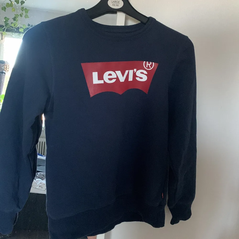 Levis hoodie i mörkblå färg. För liten och används aldrig. Köpt från kids-brandstore och är liten i storlek. Sitter fint på. 150kr inklusive frakt. Hoodies.
