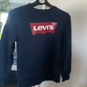 Levis hoodie i mörkblå färg. För liten och används aldrig. Köpt från kids-brandstore och är liten i storlek. Sitter fint på. 150kr inklusive frakt