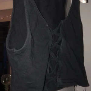 Linne - Svart linne med snörning vid brösten