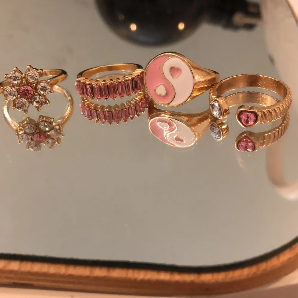 Trendiga rosa och vita ringar i guld. Nytt skick och köparen står för frakten ❤️. Accessoarer.