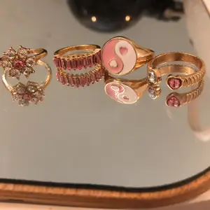 Trendiga rosa och vita ringar i guld. Nytt skick och köparen står för frakten ❤️