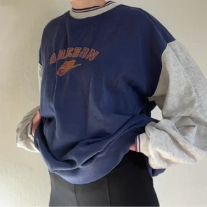 Nike sweatshirt - Lägger ut igen pga oseriös köpare! Säljer min fina nike sweater 🦋 Har några defekter (fläck från hårfärg, några små hål, slitet på det broderade) som jag gärna skickar bild på. Budgivning från 150kr ifall många är intresserade, frakt tillkommer på 66kr! Köp direkt för 400kr + frakt 💘