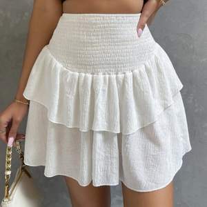 Säljer denna jättefina kjol som aldrig är använd då jag råkade beställa två styckna likadana💓💓Budgivning!!🥰🥰 Frakt tillkommer!