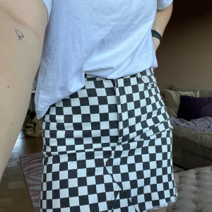 Schackmönstrad jeanskjol - Säljer denna ascoola schaxkmönstrade jeanskjolen från Monki i strlk 36. Passar mig som vanligtvis har S. Säljer för att få plats med lite nya godingar i garderoben. Sparsamt använt. Frakt tillkommer på ish 50 (har ingen våg hemma)🫠💕