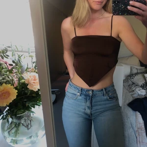 Brun topp! - Oanvänd! Brun topp i storlek S från HM. Stretchig i ryggen.