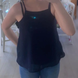 Blus frånD-XEL - Säljer denna fina blus för 60kr då jag tycker den är jättesöt men jag skulle aldrig använda den. Vet inte riktigt storleken då det står 14 på tröjan men skulle gissa mellan XS/S kanske. Skriv om du är intresserad. Köparen står för frakten annars kan man mötas upp i Munkedal eller Uddevalla🧡