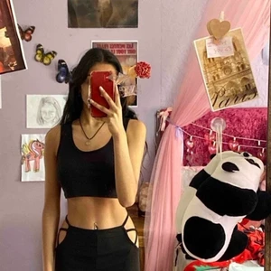 Maddy Perez inspirerade byxor - Super snygga svarta  byxor som är inspirerade av Maddy Perez, säljer då jag inte tyckte dem passade mig! Bilderna är lånade men kan skicka egna bilder! 💜