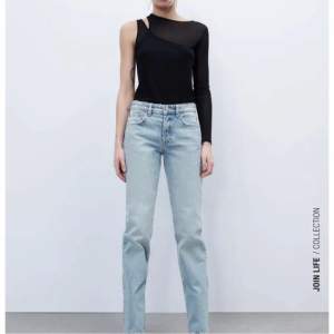 Zara jeans I modellen straight och mid waist. Storlek 38 på andra bilden (lånad bild)🤍 originalpris 349kr