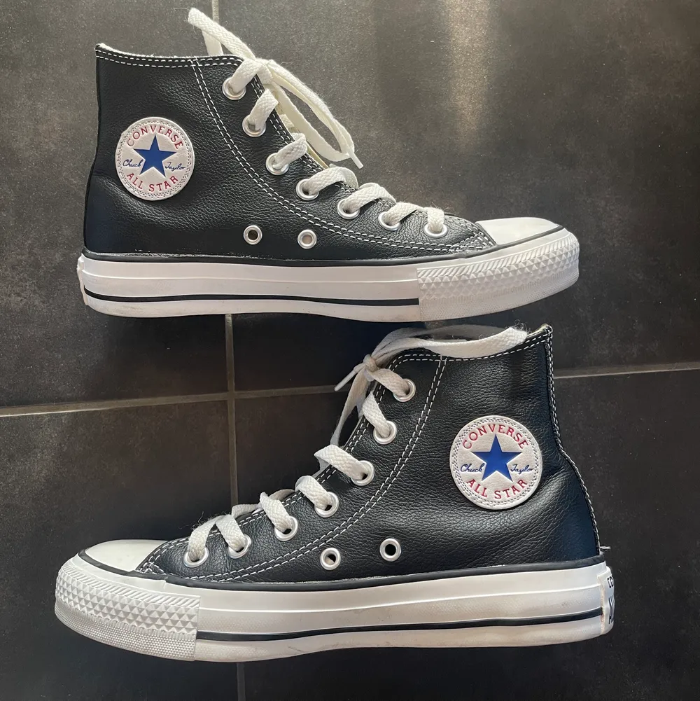 Helt oanvända converse i äkta skinn! Super super fina men är inte min stil!💗 storlek 36,5. Skriv för fler bilder⭐️. Skor.