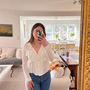 Vit skir blus - Börjar med den här fina blusen från Zara som av någon anledning bara blir hängande hos mig. Fickor på bröstet och fina knappar fram, något croppad och i fint skirt tyg som gör att den är ganska genomskinlig. Stl S, passar även XS. Viskos. Några lösa trådar att klippa bort och upptäckte en missfärgning i insidan av kragen som jag inte försökt behandla, men syns inte när man har den på! I övrigt fin  🌷 120 kr inkl spårbar frakt