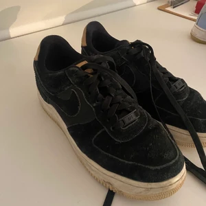Nike air force - Säljer dessa jätte najs air force i svart mocka❤️