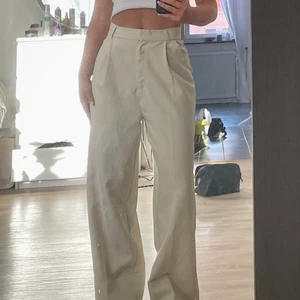 Beiga kostymbyxor  - Beiga kostymbyxor. Väldigt snygga men säljer då jag har liknande. Tar lite i golvet för mig som är 165 cm lång. Brukar ha 34/36 i byxor. Väldigt rymliga, det är midjan som är det minsta. 
