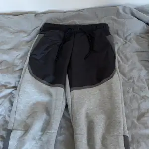 Den här hör ihop med den andra grå/svarta Nike tech fleecen, man kan se att UK rapparen central cee har en sån här tracksuit också,och båda går för 2200 tillsammans men kan va billigare om vi kommer överens i chatt eller om man står för frakt