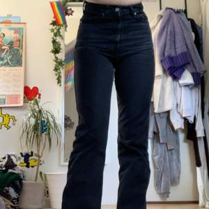 highwaist jeans från Weekday, ROWE, W/27 L/32! perfekt längd för mig som är 176:)  