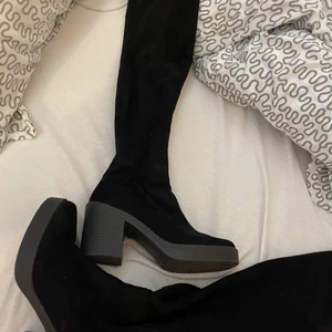 Höga boots - Ett par helt nya  jätte fina höga boots som aldrig kommit till användning.