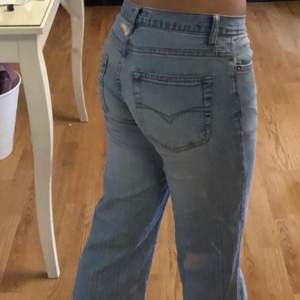Ett par ljus blå jätte fina jeans som tyvärr är för korta på mig. Endast provade och bilderna är från förra säljaren. Är 165 cm men skulle säga att de passar någon som är 160 eller kortare 🤍