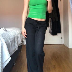 Linnebyxor HM  - Slutsålda lågmidjade linnebyxor från HM. Helt oanvända med lappen kvar. Extremt fina och sköna, perfekt till sommare! Skriv för fler bilder. Säljer ett par likadana i storlek M. 