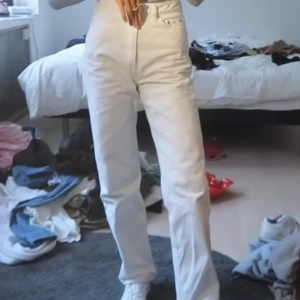 Vita raka jeans - Så snygga raka vita jeans från weekday i modellen Rowe🥰🥰Nypris 600kr. Storlek 26/32. 