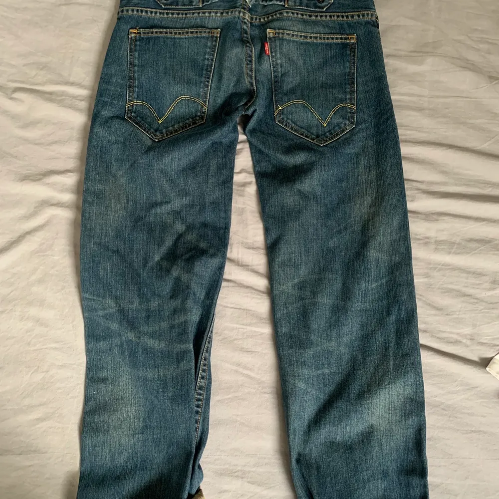 Ett par vintage levis jeans. Skicket är bra för att vara vintage. Det syns att dem har använts. Såklart äkta. Storlek vet jag inte riktigt. Är 172 cm och de sitter bra på mig, lite långa i benen bara.. Jeans & Byxor.
