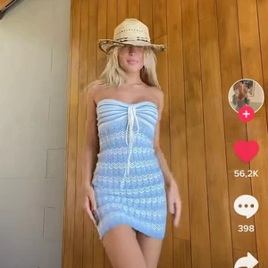 Klänning - En fin klänning från Bershka som är helt ny!! Lappen sitter kvar och är endast testas av mig en gång💕Är i storlek xs och klänningen är i väldigt stretchigt material💓Så fin till sommaren❤️