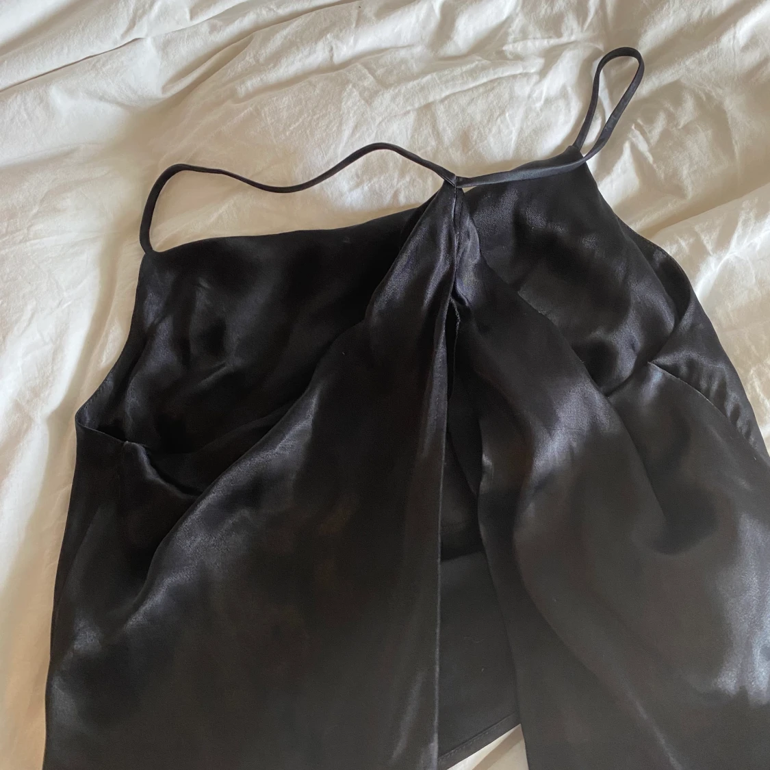 Satintopp med öppenrygg - 91