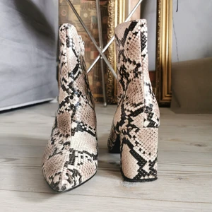 Snake heels - Riktigt snygga högklackade boots från Gina Tricot, använda några gånger på jobb (inomhus). Säljes då det är något förstora för mig (strl 39). Finns att hämta i Västerås, mottagare står för frakt 🤍