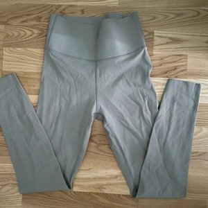 träningstights hm  - Snygga träningstights från hm aldrig använda!