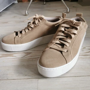 Sneakers  - Riktigt fina sneakers som passar perfekt till vår/sommar, endast använda på kontor enstaka gång. Säljes pga fel strl. Mottagare står för frakt, kan mötas upp i Västerås 🤍