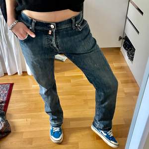 Jättesnygga lågmidjade jeans som tyvärr är för stora för mig:( köpta online second hand😋 frakt tillkommer!!!! Innerbenslängd: 79cm!! Jag är 172cm och dom går ner till fötterna på mig:)