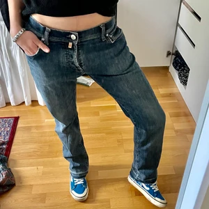 Lågmidjade jeans  - Jättesnygga lågmidjade jeans som tyvärr är för stora för mig:( köpta online second hand😋 frakt tillkommer!!!! Innerbenslängd: 79cm!! Jag är 172cm och dom går ner till fötterna på mig:)