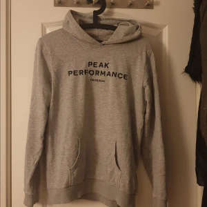 Peak hoddie - Äkta hoddie från peak säljs åågrund av att den inte andvänds längre, köparen står för frakt