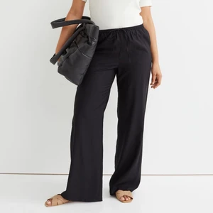 Svart satinbyxa - Säljer dessa svarta satinbyxor från HM, storlek XS, slutsåld på hemsidan. De är helt nya med prislappen kvar🤍 hör av er för egna bilder, vid många intresserade startas en budgivning 