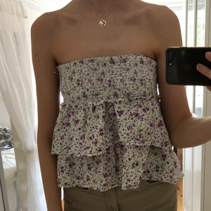 Söt volang topp - En topp som egentligen är en kjol men som sitter fint som topp om man viker ned resåren på den! (Gjort själv)