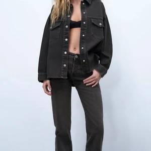 Zara midrise jeans storlek 38 - Säljer dessa skitsnygga slutsålda zara midrise jeans!! De är i storlek 38 och säljs pga fel storlek. Nypris 359 kr. De är helt oanvända med lappen kvar💕 frakt tillkommer på 66kr! 