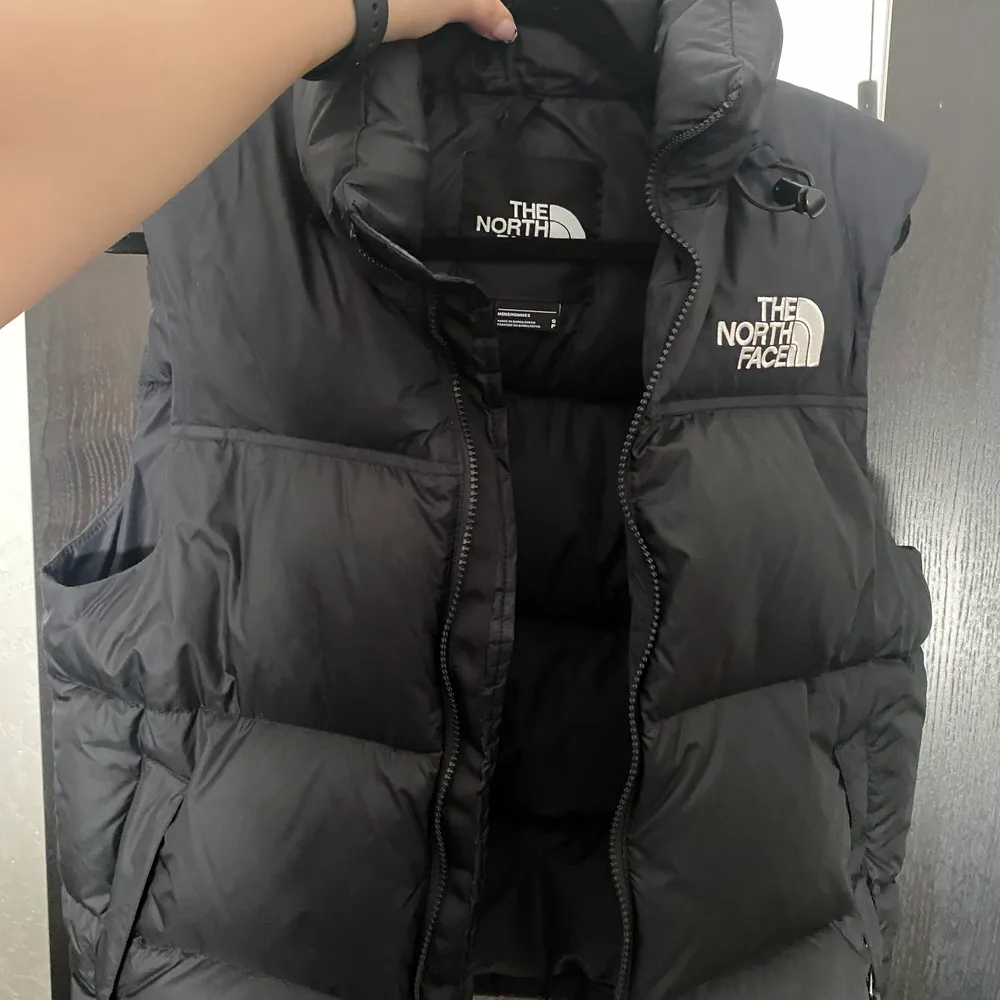 Säljer denna super fina the north face västen som jag köpte förra året. Den är knappt använt och är i absolut nyskick. Nypris ligger på ca 2300:-. Den är i storlek S. Super fin säljer då jag inte använder sen längre. Jackor.