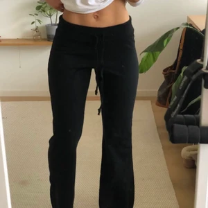 Lågmidjade mjukisbyxor  - Svarta lågmidjade mjukisbyxor från Brandy Melville. Skulle passa någon runt 165, säljer då dem är för korta på mig som är runt 170/172💕köpte själv här på plick! Köparen står för frakt