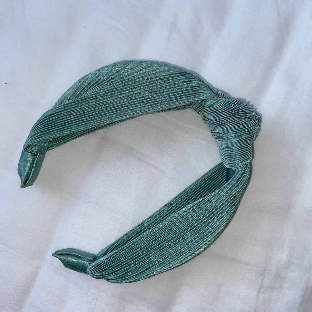 Jag säljer ett ljusblått hårband med glitter i från H&M💕     Det är aldrig använt och är i ny skick💕. Accessoarer.