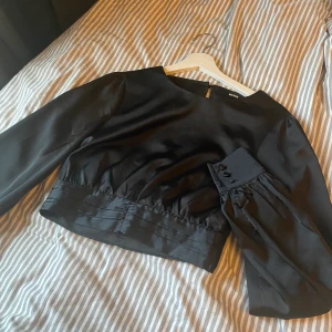 Crop top - Söt partytop i satin med ett hål i ryggen