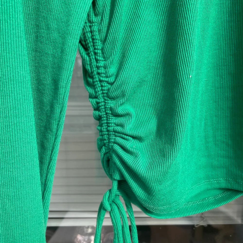 En grön lång ärmad tröja från zara med detaljer på sidorna. Tröjan är i nyskick,  har endast användt den en gång! Tröjan är storlek L men sitter tajt på mig som vanligtvis bär storlek M. Köparen står för frakten🥰. Tröjor & Koftor.