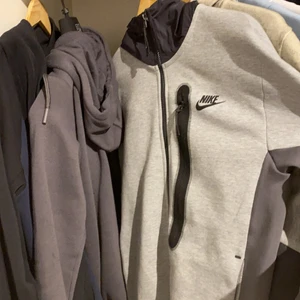 Nike tech fleece - Jag säljer min Nike tech fleece och mina Nike tech fleece byxor som hör ihop med denna tröja och jag köpte dem på footlocker för ca 3000 sammanlagt men nu säljer jag de för 2200 sammanlagt men man kan få de billigare om vi kommer överens om det i chatt eller om man står för frakt