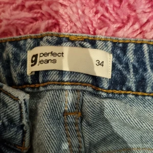 Jeans  - Perfect Jeans från Gina Tricot i Mycket bra skick stl 34