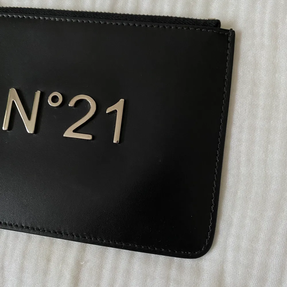 Small black leather №21 pouch that can be used as a card holder or a coin purse 18,5x13 cm. Väskor.