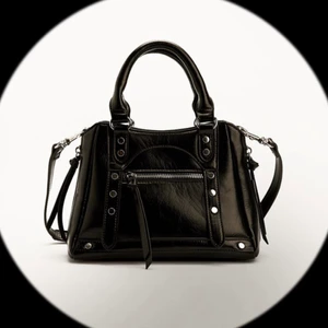 Svart väska  - Intressekoll på denna slutsålda väska ifrån NAKD🤍 den är helt oanvänd med lappar kvar🤍 säljer endast vid bra pris