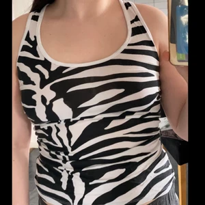 Tank top - Ett linne som aldrig har kommit till användning för mig. Den är i storlek S/XS, zebra mönster, är i ett jättebra skick och perfekt till sommaren. 😊💕