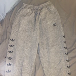 Adidas byxor / mjukisar / grå  - Använt de ett fåtal gånger, säljer de då de inte passar längre. De är storlek S och kan mötas i sthlm eller posta💕 