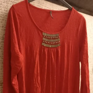 Röd tunika - Ganska rymlig modell..lite använd