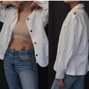 Vit jacka  - Super snygg vit jacka som är perfekt till sommaren! Man kan klä den med hur mycket som helst. Passar S-L beroende hur man vill att den ska sitta. Bra skick🌻